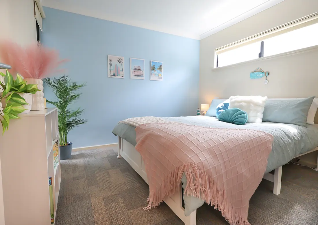 Second bedroom with a queen bed