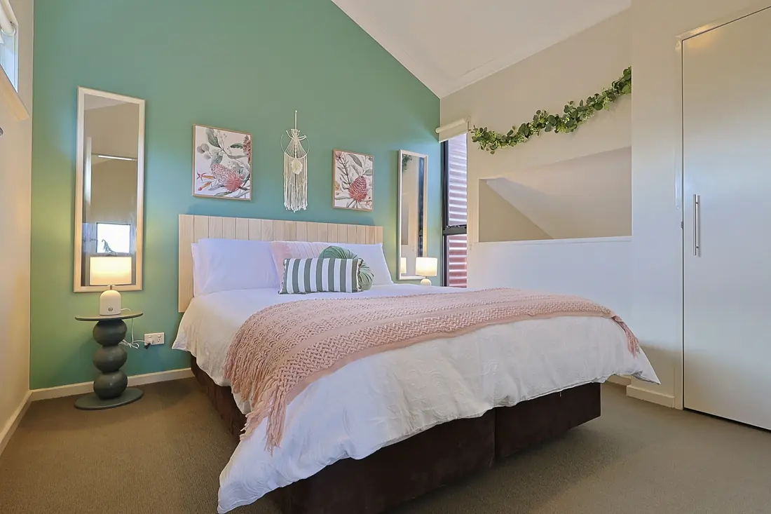 Main bedroom with a queen bed